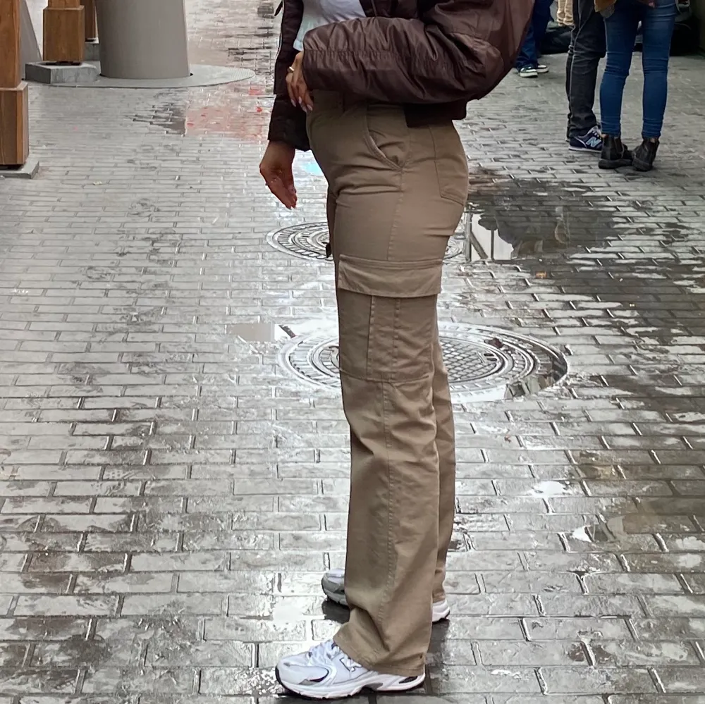 Säljer 2st oanvända cargopants i färgerna beige och grön. 🤎 Storlek 38 150kr per byxa! . Farkut & Housut.