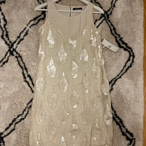 Festklänning Gina tricot  - En superfin oanvänd festklänning från Gina Tricot, strl 34, säljer för 200, köpt för 699❤️❤️