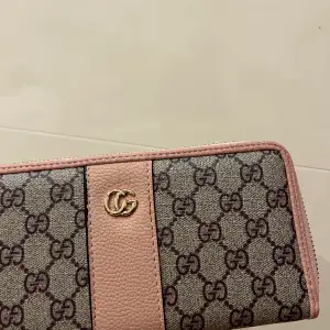 Fake gucci plånbok den är i okej skick. Köparen står för frakten 