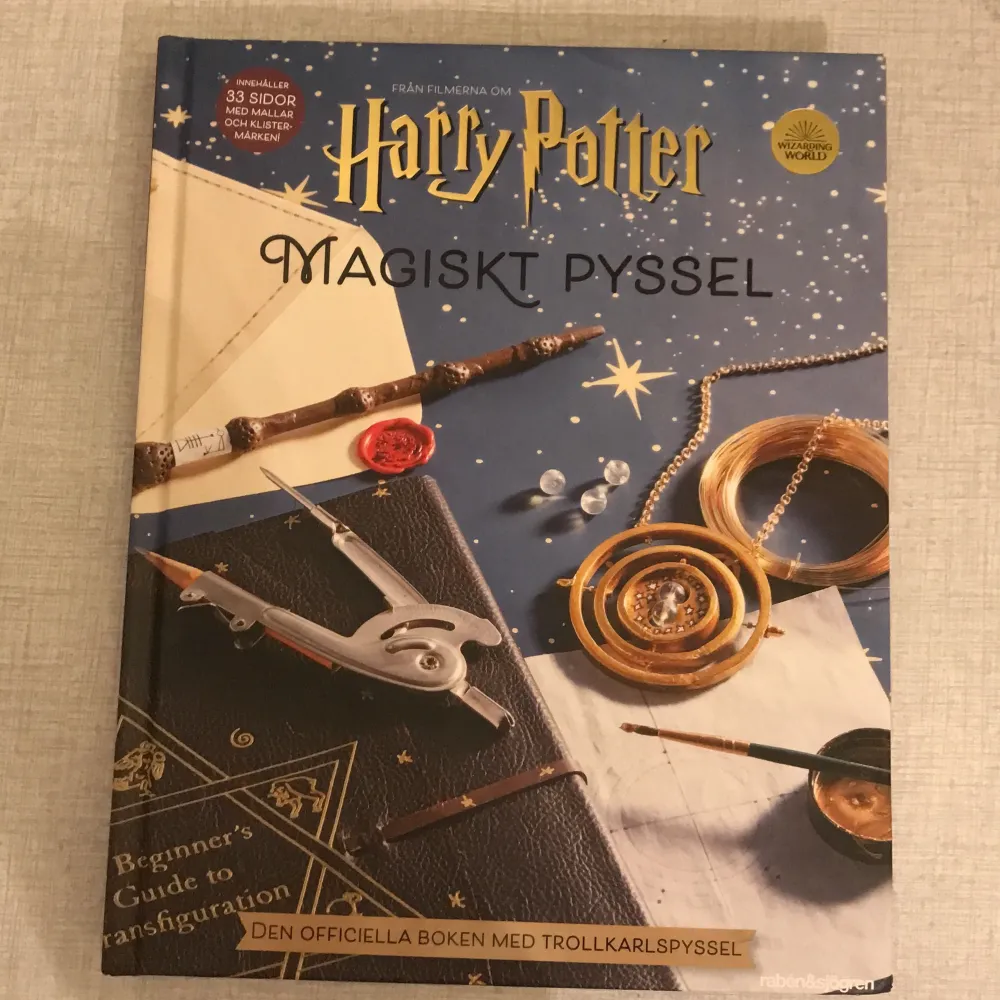 En Harry Potter bok ”magiskt pyssel” är köpt på Akademibokhandeln förra året, typ. Säljer billigt för att jag vill bli av med den. I nyskick :) TRYCK INTE PÅ KÖP NU! :). Övrigt.