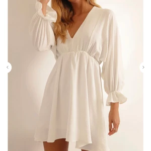 Chiquelle klänning  - Säljer denna fina klänning från chiquelle då jag hittade en annan till studenten. Helt ny med lapparna kvar! Nypris 599🥰