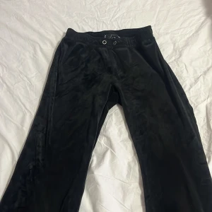 Gina Tricot mjukisbyxor  - Svarta Gina tricot utsvängda mjukisbyxor säljs! Snörena fattas annars är den som ny