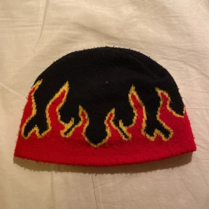 Mössa med flames - En skit lökig mössa med flames tryck, använd ett par gånger och säljer den för att jag inte använder den