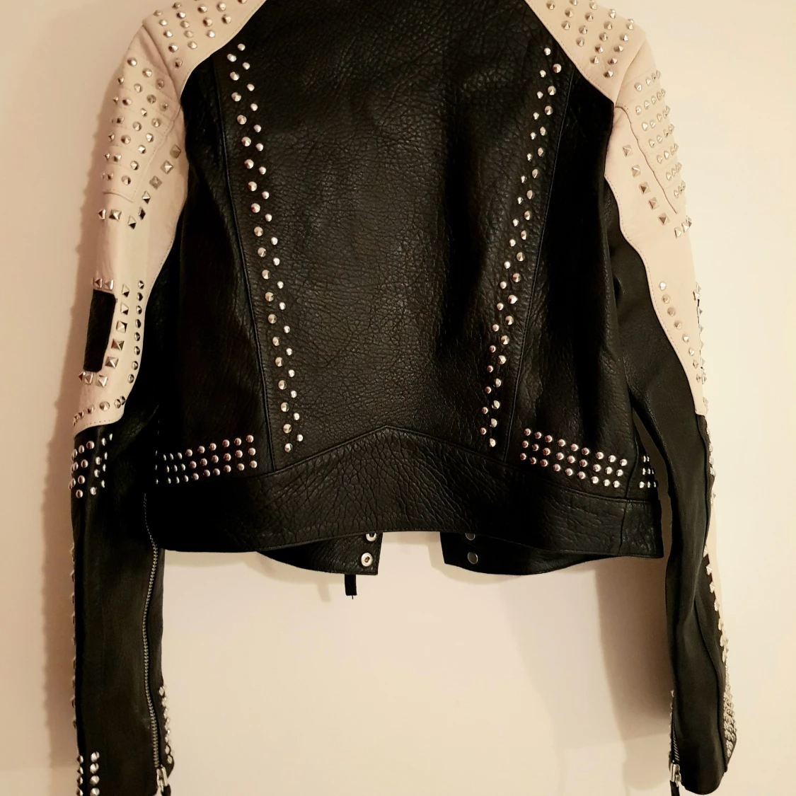 Läcker svartvit läderjacka med nitdetaljer - 90