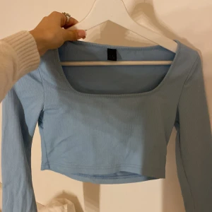 Tröja  - Säljer dena fina långärmade magtröjan för att den inte kommer till nån användning. Skev för frågor osv.💕