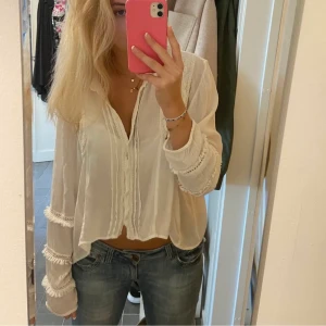 Blus - Säljer nu denna super söta blusen då den tyvär inte kommer till någon användning! Fint skick❤️ lånade bilder från förra ägaren som jag köpte blusen av här på plick!