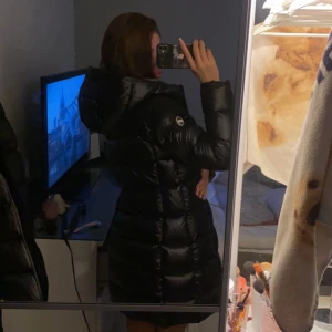 Colmar jacka - Säljer min colmar dunjacka då jag köpte en ny jacka. Har annvönd den ca 4 gånger så den är som helt ny i skicket. Pris kan diskuteras.  Jackan är köpt för 6000kr