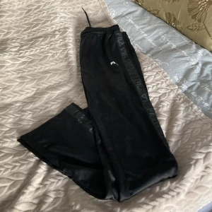 Fila byxor med slits - Svarta fila byxor med slits i benen 