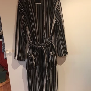 Morgon rock/badrock  - Snygg mjuk och skön morgon rock med fin kvalitet. Mycket obetydligt använd. Randig i grått och svart. Perfekt julklapp till pappa eller sambon! 