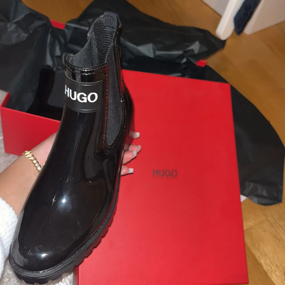 Hugo boss korta kängor i storlek 37, men är lite stora i storleken! HEL NYA OCH OANVÄNDA! Äkta vara! Kontakta mig för fler bilder/frågor angående skorna. . Skor.