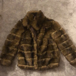 Brun pälsjacka  - Brun pälsjacka, aldrig använd. Kontakta för mer bilder!