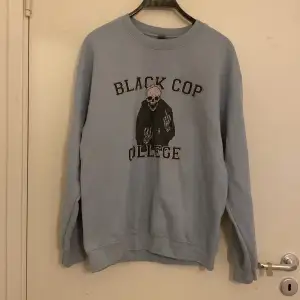 tjocktröja av instagram märket black cop shop. Trycket är printat på en gildan tjocktröja