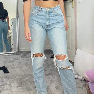 Jeans från zara i storlek 38❤️de sitter bra på och är väldigt sköna plus att de har snygga hål i sig💕Jag fick de av min syster men har bara använt en gång så jag säljer dem! Nypris ungefär 399kr.