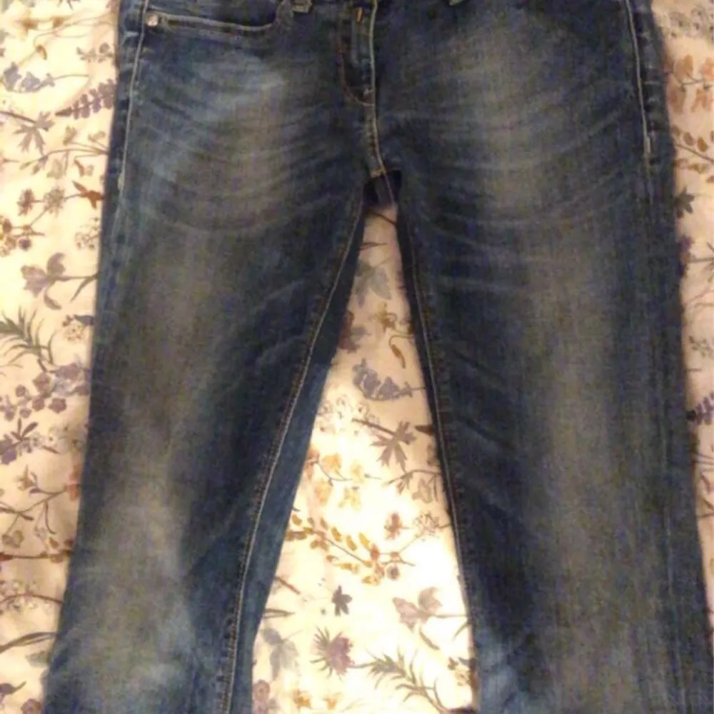 Snygga replay jeans i stl 28 midja 32 längd, lågmidjade, köpta tidigare på tradera, skriv om ni har några frågor💕. Jeans & Byxor.