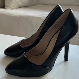 Klackskor - Svarta klackar från Bianco i äkta skinn. Endast testade. Tidigare pris 899. Kom gärna med prisförslag.