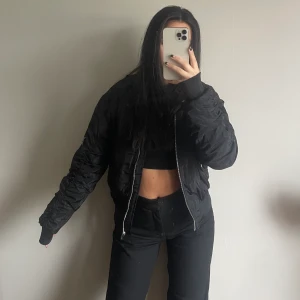 Bomberjacka - Oanvänd bomberjacka ifrån Nelly.com med tags kvar, ej kommit till användning då det ej är min stil. Orange fodring och liite oversized!