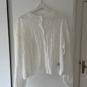 Vit kofta - Vit tunn kofta från Shein i storlek L aldrig använd! 20 + 51kr frakt (spårbar!) Meddela innan köp och om du vill ha fler bilder!