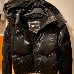 Jacka - Säljer min vinter jacka, använd någon månad. Väldigt varm att ha på sig. ☺️