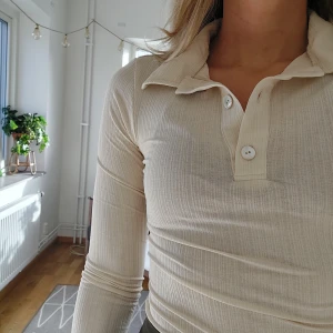 Topp - Superfin beige topp ifrån na-kd! Använd 1-2 så i nyskick 🤍 i tunt strechigt tyg, men något genomskinlig! 