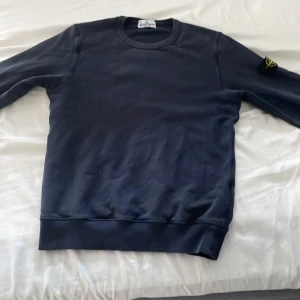 Stone island tröja - Jeh säljer min stone island tröja i storlek 12 år då den inte passar mig längre inget större fel på den de ända är att patchen är lite sliten men inget man lägger märke till. köpt för 1200 säljer för 500 Pris kan diskuteras. köparen står för frakt