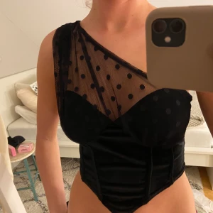 Festtopp - Skitsnygg och bekväm festtopp från asos. Använd ett fåtal gånger