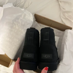 UGG SVARTA  - Helt oanvända äkta uggs, storlek 39. Köpta för 2000kr, säljer för 1800kr eller högsta bud. Precis som nya. 