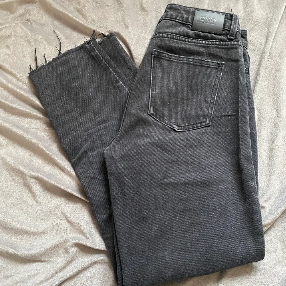 Jeans från Only, knappt använda -fint skick. Storlek 27/34, sitter bra på mig som är en S och 170cm. 🌟Köptes för 400kr. Jeans & Byxor.