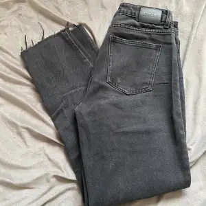 Jeans från Only, knappt använda -fint skick. Storlek 27/34, sitter bra på mig som är en S och 170cm. 🌟Köptes för 400kr