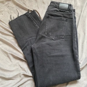 Jeans från Only - Jeans från Only, knappt använda -fint skick. Storlek 27/34, sitter bra på mig som är en S och 170cm. 🌟Köptes för 400kr