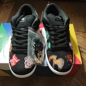 Dunk Low SB Neckface US 8- EU 41 - Dunks low SB Neckface. Purchased at Junkyard Stockholm.