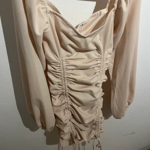 Klänning - Säljer denna klänning, endast använd en gång. Köpt från Nelly för 500 kr.