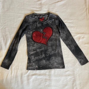 Långärmad tröja - Jättecool långärmad tröja! Storlek S men den är ganska right så passar XS också❤️‍🔥 Skriv till mig innan du klickar på ”köp nu” 