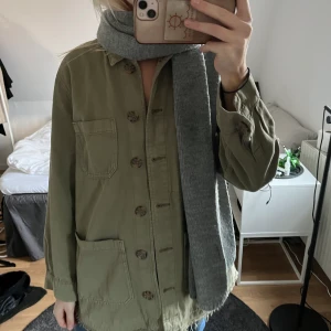 grön jacka - grön jacka i jeansmaterial från hm💕