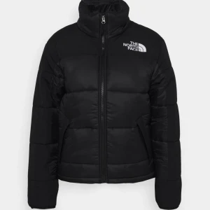 The North Face Jacka - Säljer min The North Face jacka i storlek XS. Inga fel eller fläckar på den. Använd en vinter. Nypris 2795kr. Hör av dig vid pm för flera frågor😊