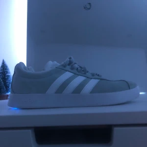 Skor grå adidas - Inget