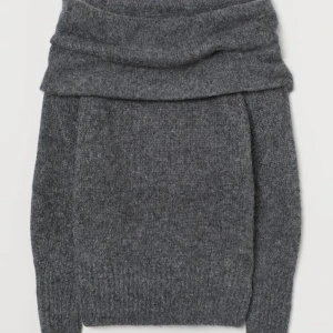 Mysig Stickad Tröja - Säljer denna trendiga off shoulder tröjan från h&m, använd fåtals gånger och passar perfekt till vinter❣️