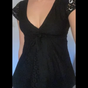 Gullig topp💗 - Jättefin svart topp som man knyter i midjan💗Bra skick och typ aldrig använt då det ej är min stil! 💗Skriv för mer bilder eller frågor