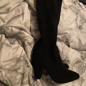 Klackskor  - Dessa klackskor har jag bara provat och det var när jag fick dem annars är dem aldrig använda. Dem är väldigt höga och är upp till knäna på mig, sen är det snören längst upp. Vill du ha fler bilder är det bara att höra av dig😊