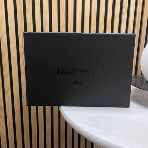 Tanrevel - Säljer nu en helt oanvänd tanrevel pro maskin med laddare och tillhörande ask. (Säljes utan vätska)  Fått i present men äger en redan så behöll endast färgen.