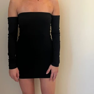 Djerf avenue klänning  - Djerf avenue klänning (OBS ärmarna är sålda.)  Klänningen använd 1 gång.