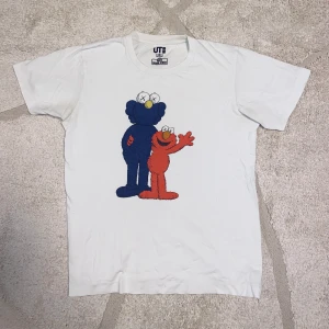 Sesame Street Kaws x UNIQLO - T-Shirt i XS från sammarbetet mellan Sesame Street Kaws x UNIQLO. Fin och hel.