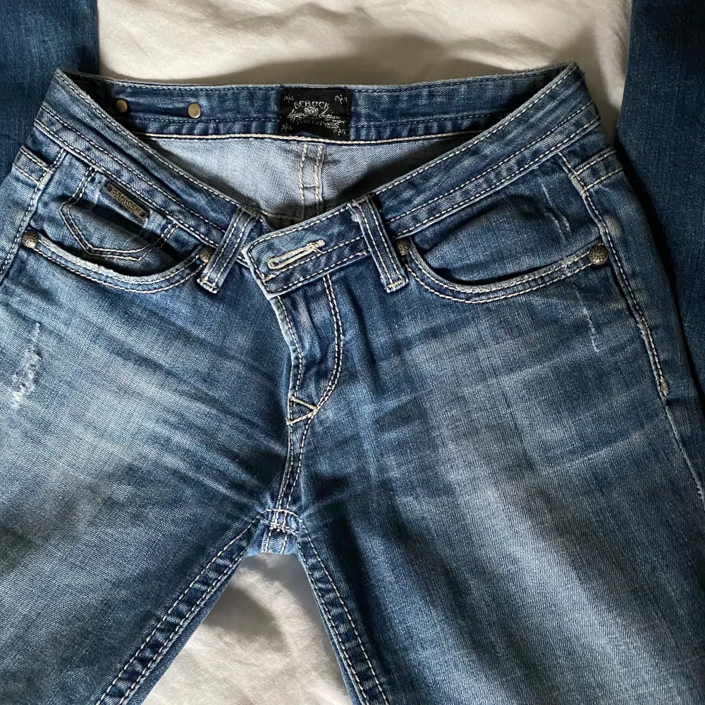 Ett par as feta bootcut jeans mer väldigt låg midja. De har vita sömmar och sitter som en smäck🤌🏼 midjemått ca 84 och innerbenslängd ca 81. De är lite slitna nedtill men inga med hål eller liknande. Vid frågor, kontakta mig. Köpta för 600, använda sparsamt. Jeans & Byxor.