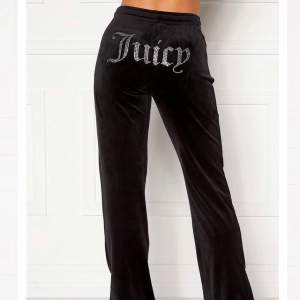 Svarta juicy couture byxor i sammet. Säljes då dem är för små för mig. Strl XS, nyskick