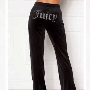 Juice couture  - Svarta juicy couture byxor i sammet. Säljes då dem är för små för mig. Strl XS, nyskick