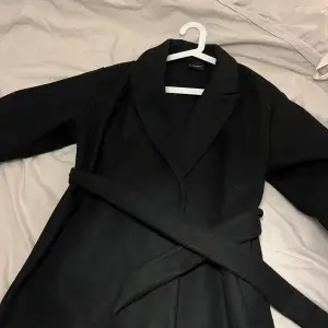 Säljer min svarta kappa från vero Moda som är lite längre i modellen, jag är 168 och den är precis över knäna på mig!  Kappa är i storlek s🤍