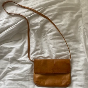 Liten läderväska - Gulbrun liten läderväska, köpt second hand!
