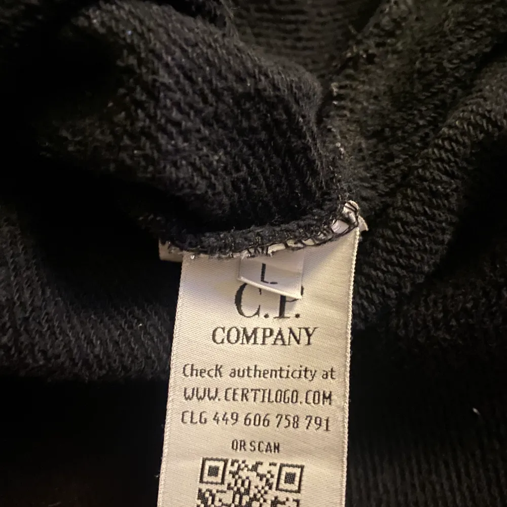 Säljer denna feta svarta hoodien från cp company. Väldigt bra skick på den förutom att det är ett litet hål som knappt syns därav det lite billigare priset. Kan skicka fler bilder vid intresse😃Den är självklart äkta och äkthetsbevis finns😁Pris kan diskute. Hoodies.