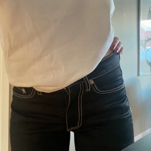 Eytys jeans/byxa - Säljer dessa eytys byxor!  Dem är avklippta nertill men går att sy upp då det fortfarande finns mycket längd kvar💖 Innerbenslängd: 84/85 Midjemått rakt över: 36/37