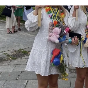 Nakd klänning  - Så fin vit klänning, perfekt till studenten eller konfirmation! 