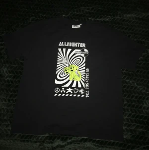 T-shirt med tryck - Svart oversized (stor) t-shirt med tryck.